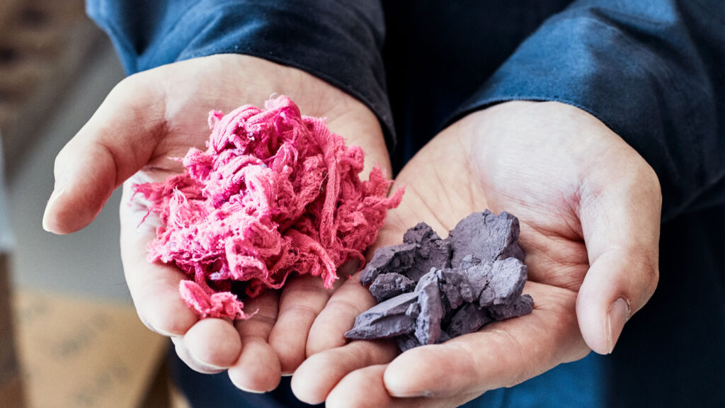 The output: polyester fibres to the left, cellulose powder to the right.